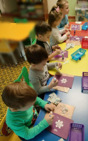 Дети изобразили снежинки Дети изобразили снежинки.